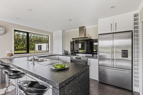 Photo of property in 39 Kairau Road East, Brixton, New Plymouth, 4373