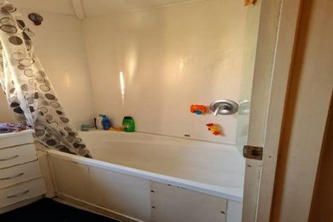 Photo of property in 2/52 Harrington Road, Henderson, Auckland, 0610