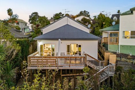 Photo of property in 4 Redfern Lane, Glenfield, Auckland, 0629