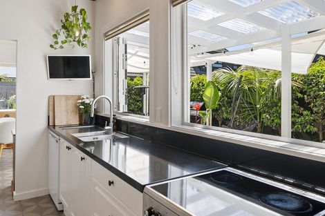 Photo of property in 17 Phoenix Avenue, Hokowhitu, Palmerston North, 4410