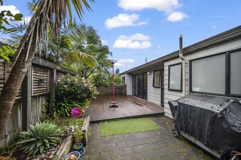 Photo of property in 10 Kirkdale Place, Northcross, Auckland, 0632