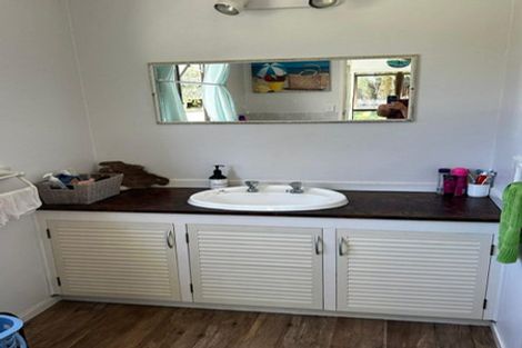 Photo of property in 5 Coutts Road, Pauanui, Hikuai, 3579