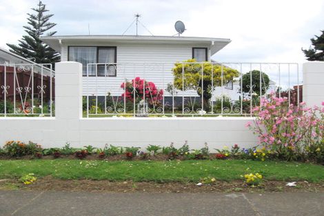 Photo of property in 16 Windrush Close, Mangere, Auckland, 2022