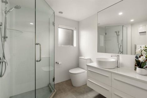 Photo of property in 2/76 Wairoa Road, Narrow Neck, Auckland, 0624