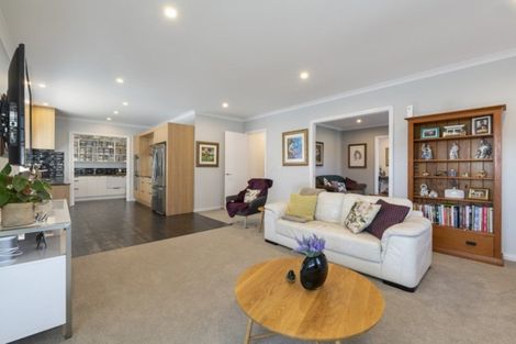 Photo of property in 124 Johnstone Drive, Fitzherbert, Palmerston North, 4410