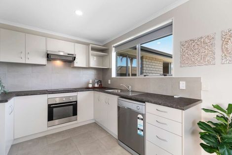 Photo of property in 16 Ripple Grove, Waiuku, 2123