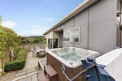 Photo of property in 14 Charlotte Way, Raumati South, Paraparaumu, 5032