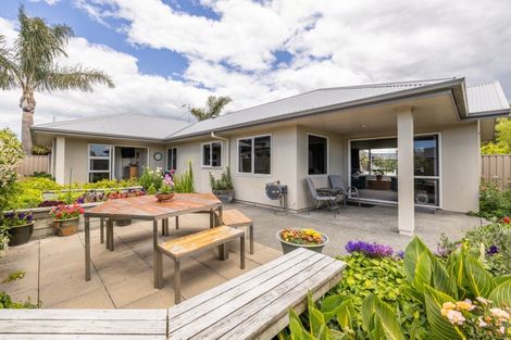 Photo of property in 2 Arthur Close, Clive, 4102