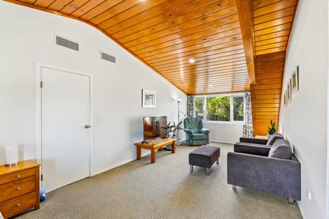 Photo of property in 15a Whangaparaoa Road, Red Beach, 0932