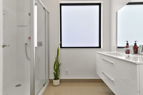 Photo of property in 3/15 Chivalry Road, Glenfield, Auckland, 0629