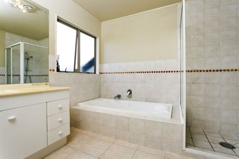 Photo of property in 8 Falstone Lane, Browns Bay, Auckland, 0630