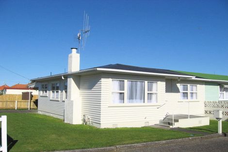 Photo of property in 1 Eton Place, Levin, 5510