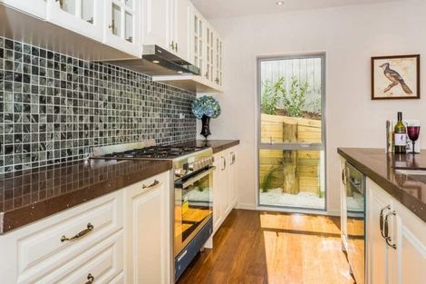 Photo of property in 8 Namsan Close, Fairview Heights, Auckland, 0632