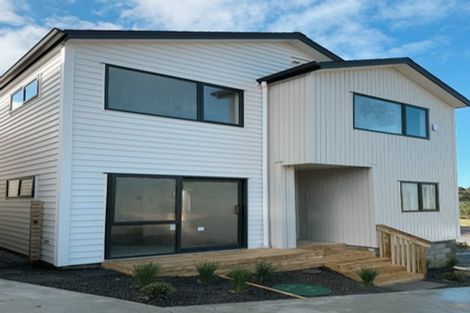 Photo of property in 5a Topliss Drive, Northcross, Auckland, 0632