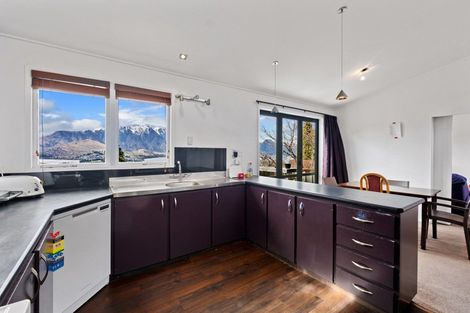 Photo of property in 6 Wynyard Crescent, Fernhill, Queenstown, 9300