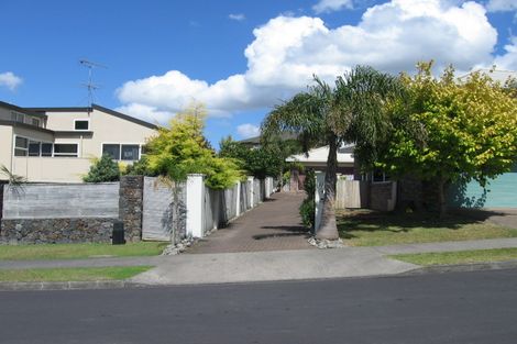 Photo of property in 2/21 Whiting Grove, West Harbour, Auckland, 0618