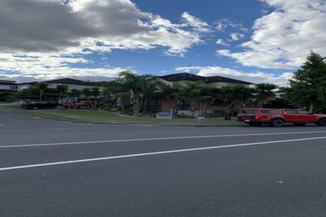 Photo of property in 1 Seresin Crescent, Flat Bush, Auckland, 2016