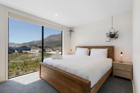 Photo of property in 10 Chapman Way, Jacks Point, 9371