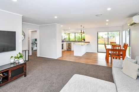 Photo of property in 15 Evanda Crescent, Conifer Grove, Takanini, 2112