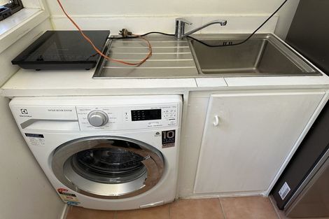 Photo of property in 1 Elsted Place, Goodwood Heights, Auckland, 2105