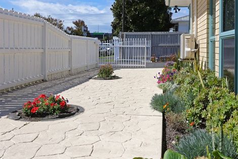 Photo of property in 1 Poinsettia Place, Henderson, Auckland, 0610