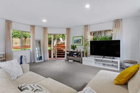 Photo of property in 8a Aplin Place, Birkdale, Auckland, 0626