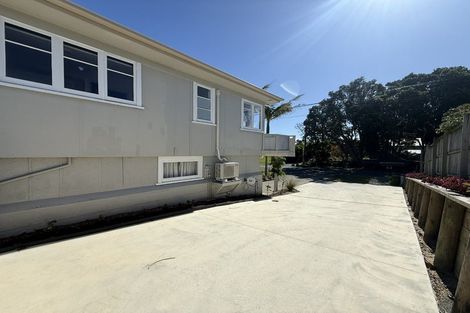 Photo of property in 15 Karoro Road, One Tree Point, 0118