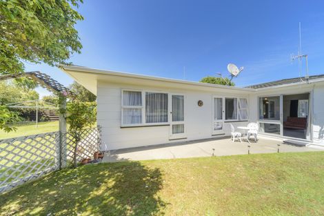 Photo of property in 77 Wikiriwhi Crescent, Awapuni, Palmerston North, 4412