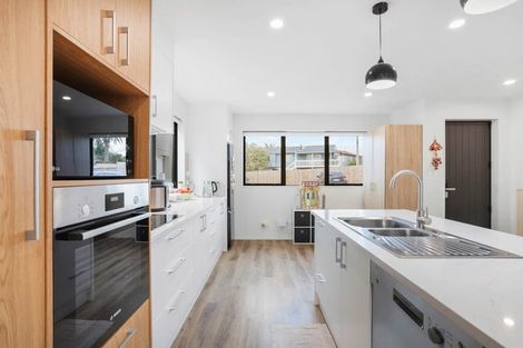 Photo of property in 8/25 Vodanovich Road, Te Atatu South, Auckland, 0610