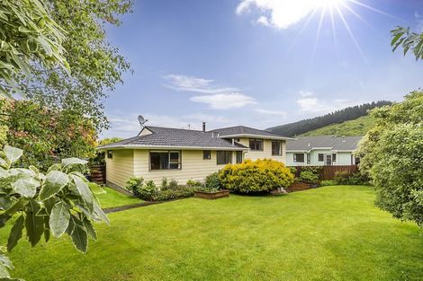 Photo of property in 4 Deveron Place, Tawa, Wellington, 5028