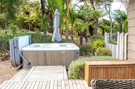 Photo of property in 50 Carsons Road, Waiheke Island, 1971