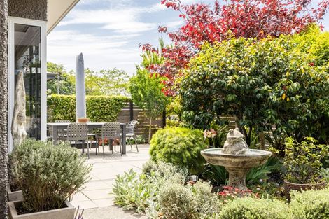 Photo of property in 2a Busby Hill, Havelock North, 4130