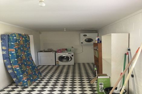 Photo of property in 18 Melrose Road, Island Bay, Wellington, 6023