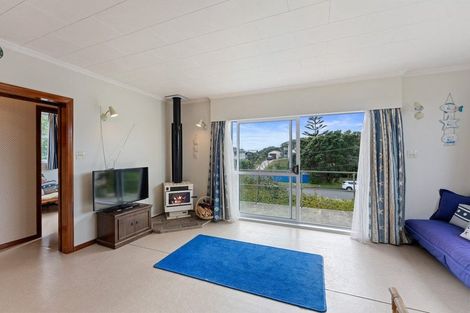 Photo of property in 16 Hughes Street, Waikanae Beach, Waikanae, 5036
