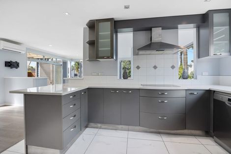 Photo of property in 10 Lupetti Rise, West Harbour, Auckland, 0618