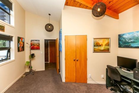 Photo of property in 16 Ridge Lane, New Plymouth, 4310