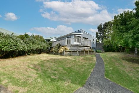 Photo of property in 1 Surf Road, Stanmore Bay, Whangaparaoa, 0932