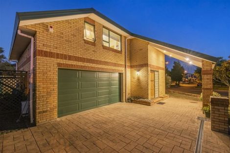 Photo of property in 8 Vinograd Drive, Te Atatu Peninsula, Auckland, 0610