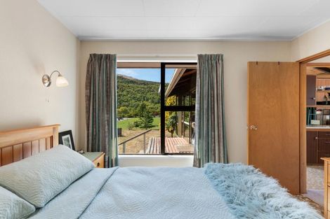 Photo of property in 16 Argyle Place, Arrowtown, 9302