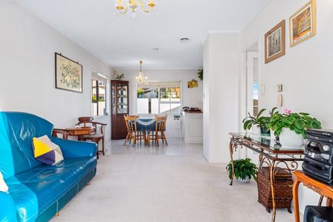 Photo of property in 2 Ravenstone Place, Chatswood, Auckland, 0626