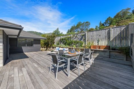 Photo of property in 6 West Terrace, Picton, 7220