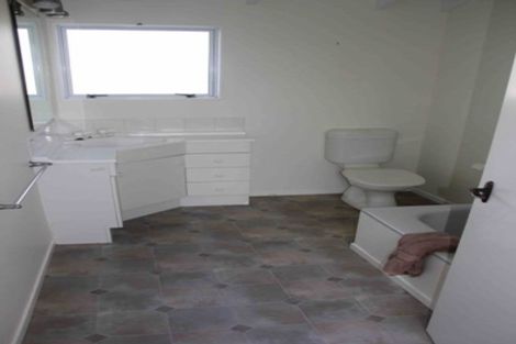 Photo of property in 1a Garadice Road, Rothesay Bay, Auckland, 0630