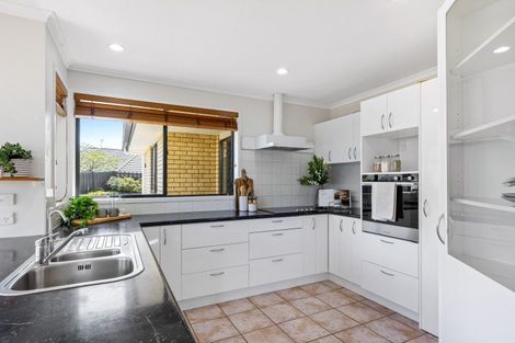 Photo of property in 37 Rivervale Grove, Stanmore Bay, Whangaparaoa, 0932
