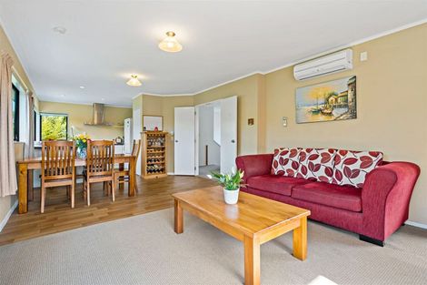 Photo of property in 2/11a Agincourt Street, Glenfield, Auckland, 0629