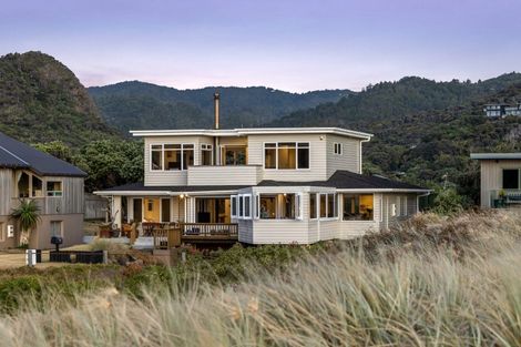 Photo of property in 47 Marine Parade South, Piha, 0772