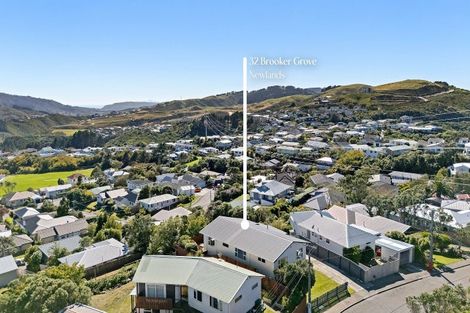 Photo of property in 32 Brooker Grove, Newlands, Wellington, 6037