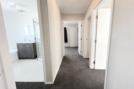 Photo of property in 70 Parrs Cross Road, Henderson, Auckland, 0612