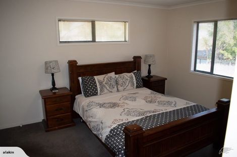 Photo of property in 18 Seamount Drive, Red Beach, 0932