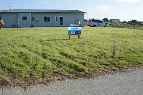 Photo of property in 10 Seagrass Place, Otaki Beach, Otaki, 5512