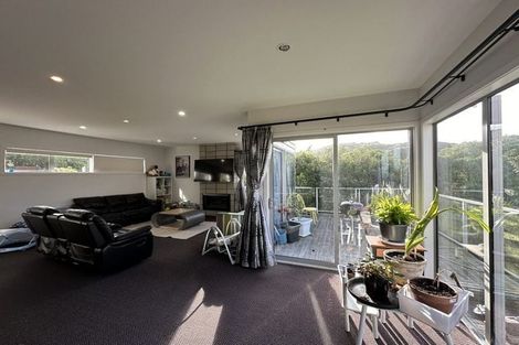 Photo of property in 11 Bendigo Grove, Newlands, Wellington, 6037